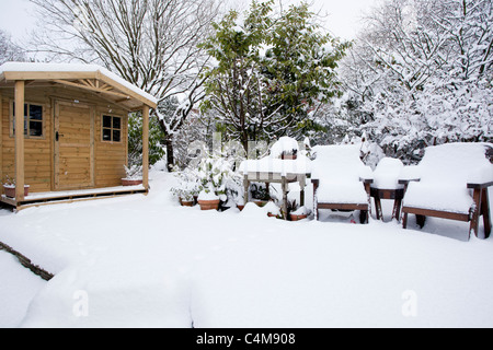 Giardino patio con tettoia coperta di neve. Foto Stock