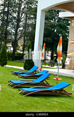 La Bulgaria, la costa del Mar Nero, Albena resort estivo- sedie a sdraio / Lettini/ e ombrelloni Foto Stock