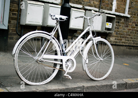 Ghost Bike a sinistra a Hackney, a est di Londra Foto Stock