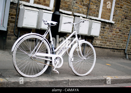 Ghost Bike a sinistra a Hackney, a est di Londra Foto Stock