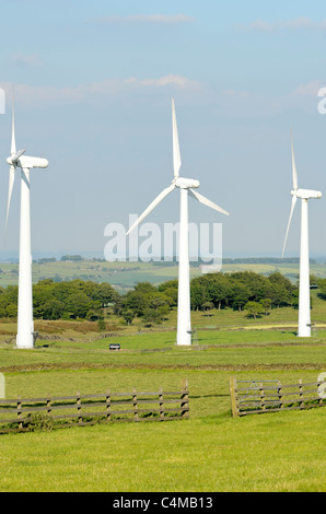 La generazione di energia eolica in 35m di altezza al mozzo e un diametro del rotore di 37m su Royd Moor Foto Stock