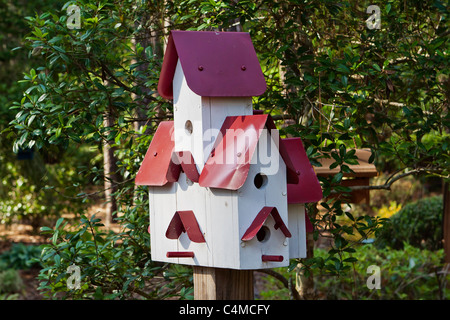 Garden birdhouse and landscaping. chriskirkphotography.net Foto Stock