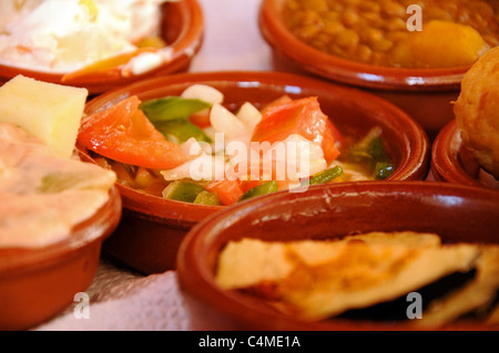 Selezione di tapas vegetariani in un centro di Tapas Bar, Malaga, Costa del Sol, provincia di Malaga, Andalusia, Western Euro Foto Stock