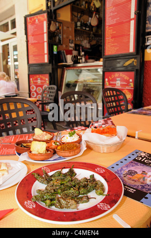 Selezione di tapas vegetariani in un centro di Tapas Bar, Malaga, Costa del Sol, provincia di Malaga, Andalusia, l'Europa. Foto Stock