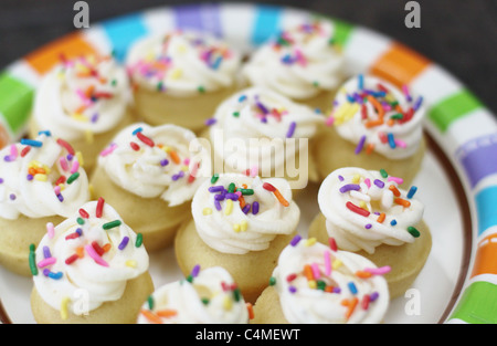 Una piastra di coloratissimi mini tortine. Foto Stock