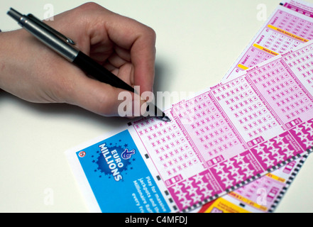 Il riempimento in lotteria Euromillions ticket, Londra Foto Stock