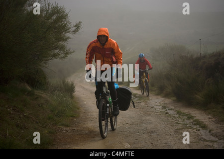 I ciclisti bike nel modo francese di San Giacomo modo Maragateria, Castilla y Leon, Spagna Foto Stock