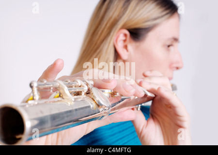 Giovane donna riproduzione di flauto traverso Foto Stock