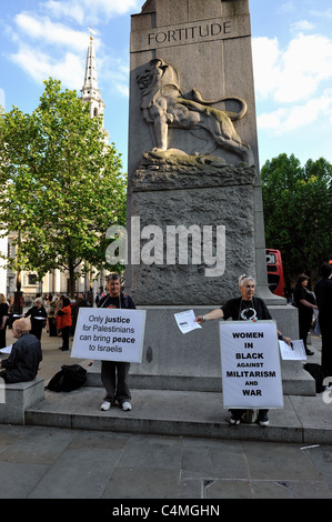 Protesta Anti-War Gruppo Donne in Nero presso la statua di Edith Cavell presso il St Martins Place, Londra Foto Stock