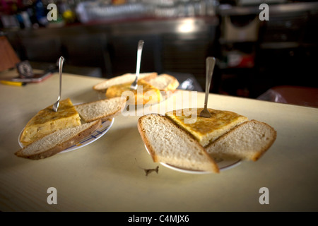 Frittata spagnola o frittata di patate di Spagna pezzi per la vendita in un bar di via francese, Via di San Giacomo, El Ganso village, Spagna Foto Stock