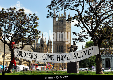 Banner in 'democrazia Village", un gruppo disparato di manifestanti in piazza del Parlamento a Londra Foto Stock