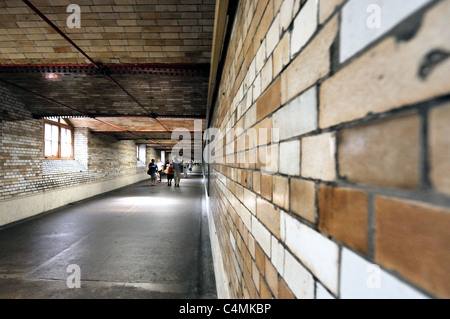 La gente a piedi attraverso il sottopassaggio presso la stazione di South Kensington Foto Stock