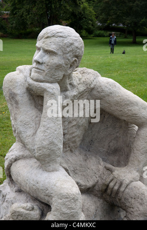 Statua di San Cuthman opposta a Steyning Chiesa Parrocchiale, Sussex Foto Stock