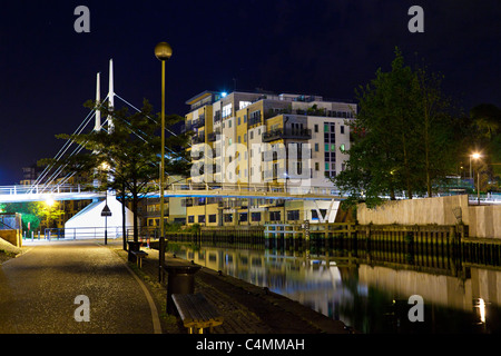 Vista del fiume Wensum in notturna a Norwich, Regno Unito Foto Stock