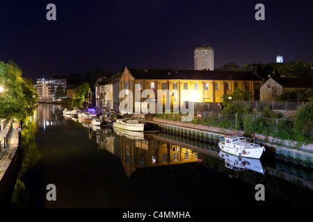 Vista del fiume Wensum in notturna a Norwich, Regno Unito Foto Stock