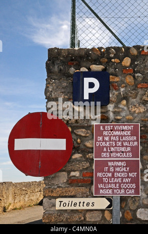Indicazioni per nessuna voce TOILETTES PARCHEGGIO e bilingue avvertimento contro ladri in Perouges Borgogna Francia Foto Stock