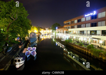 Vista del fiume Wensum in notturna a Norwich, Regno Unito Foto Stock