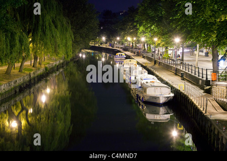 Vista del fiume Wensum in notturna a Norwich, Regno Unito Foto Stock