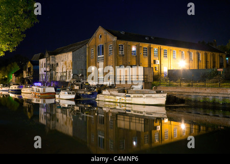 Vista del fiume Wensum in notturna a Norwich, Regno Unito Foto Stock