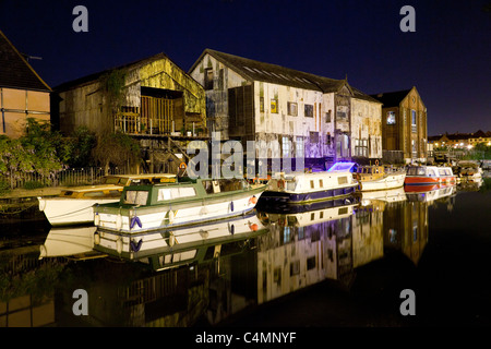 Vista del fiume Wensum in notturna a Norwich, Regno Unito Foto Stock