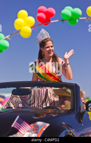 MANASSAS, Virginia, Stati Uniti d'America - Miss Comite de Pro Bolivia, durante il boliviano folklife festival parade. Foto Stock