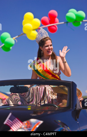 MANASSAS, Virginia, Stati Uniti d'America - Miss Comite de Pro Bolivia, durante il boliviano folklife festival parade. Foto Stock