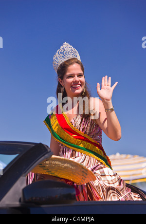 MANASSAS, Virginia, Stati Uniti d'America - Miss Comite de Pro Bolivia, durante il boliviano folklife festival parade. Foto Stock