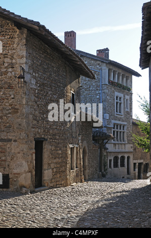 Tipica pietra costruite case e casa con la strada di ciottoli Rues des Rondes Perouges Borgogna Francia Foto Stock