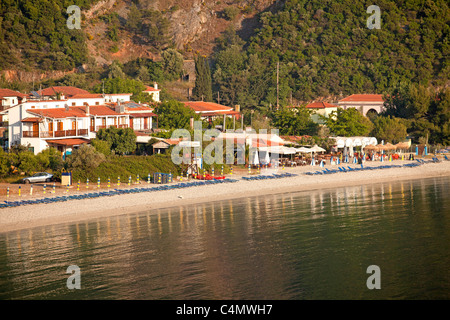 Spiaggia di Panormos e sulla baia di Skopelos Island, Sporadi settentrionali, Grecia Foto Stock