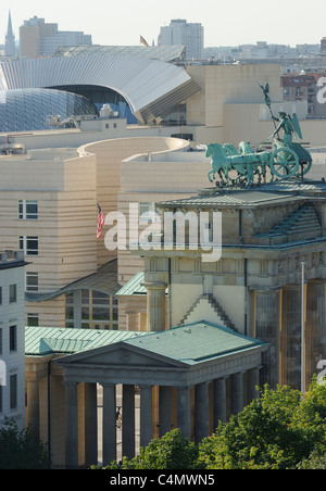 La Porta di Brandeburgo con Quadriga, Ambasciata Americana, DZ Bank da Frank O. Gehry, Berlino, Germania, Europa Foto Stock