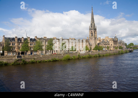 Perth Scozia può edifici lungo Tay street tra cui san Matteo Chiesa e Museo e Galleria d'arte Foto Stock