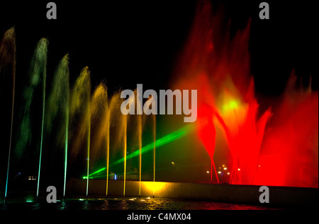 Le fontane di acqua luce fino a notte nel circuito magico di acqua park a Lima in Perù. Foto Stock