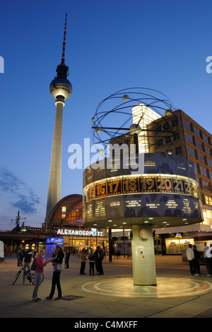 La piazza Alexanderplatz e Torre televisiva e S-Bahn stazione nel crepuscolo, Orologio mondiale, quartiere Mitte, Germania, Europa Foto Stock