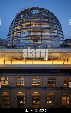Cupola e partito parlamentare piano dell'Edificio del Reichstag di Berlino, Germania Foto Stock