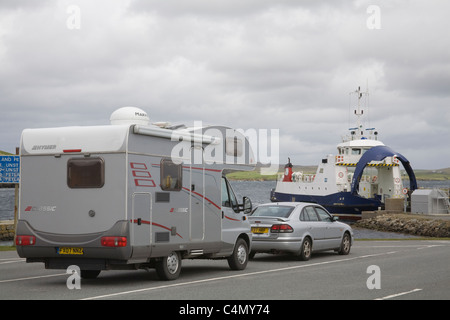 Gutcher Ferry Terminal Yell Isole Shetland Scozia Motor home auto in coda per il traghetto per Unst Foto Stock