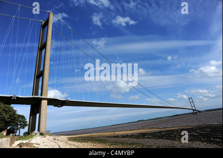 Il Humber Bridge il quinto più grande singolo span ponte di sospensione nel mondo, dal North Shore a Hessle Foto Stock