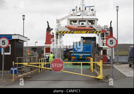 Il Belmont Ferry Terminal Unst Isole Shetland Scozia barriera chiusa come caricato Yell a Fetlar traghetto in partenza Foto Stock