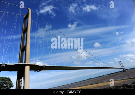 Il Humber Bridge il quinto più grande singolo span ponte di sospensione nel mondo, dal North Shore a Hessle Foto Stock