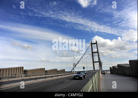 Le vetture che viaggiano sul ponte Humber il quinto più grande singolo span ponte di sospensione nel mondo, dal North Shore a Hessle Foto Stock