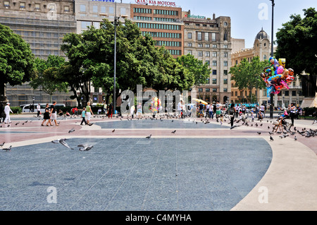 La vivace piazza di Placa de Catalunya e circondato da negozi di monumentale che è considerato essere il centro di Barcellona Foto Stock