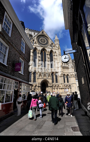 York Minster è visibile come gli amanti dello shopping a piedi fino Stonegate una storica strada dello shopping nel centro di York Foto Stock