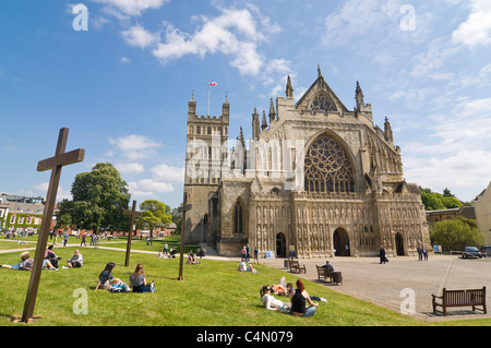 Orizzontale di un ampio angolo di visione della Cattedrale di Exeter e Piazza Duomo in una giornata di sole. Foto Stock