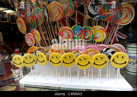 Smiley face lecca lecca sul display nella vetrina di un negozio in York Foto Stock