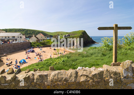 Orizzontale di ampio angolo di spiaggia Mouthwell a Hope Cove in una giornata di sole. Foto Stock