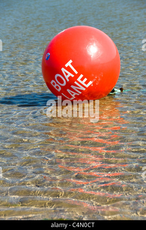 Verticale fino in prossimità di una boa che indica una corsia in barca in mare al largo della costa del Devon in una giornata di sole. Foto Stock