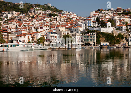 Città di Skopelos e Harbour, Skopelos Island, Sporadi settentrionali, Grecia Foto Stock