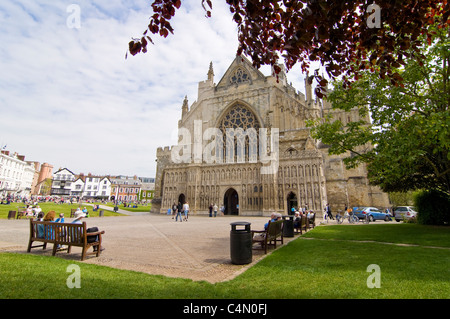 Orizzontale di un ampio angolo di visione della Cattedrale di Exeter e Piazza Duomo in una giornata di sole. Foto Stock