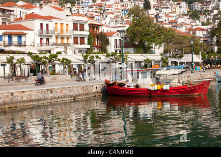 La pesca in barca presso il porticciolo nella città di Skopelos e , Skopelos Island, Sporadi settentrionali, Grecia Foto Stock