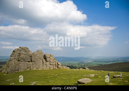 Orizzontale di un ampio angolo di visione di Haytor Rocks e la campagna circostante il Parco Nazionale di Dartmoor su un giorno d'estate. Foto Stock