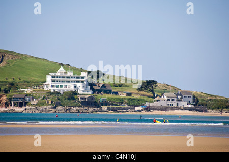 Vista orizzontale dei burgh Island con il Hotel Art Deco e sardine Inn on the South Devon Coast in una giornata di sole. Foto Stock